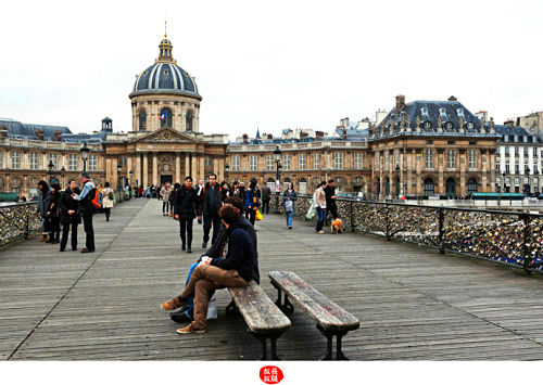 在巴黎最浪漫的桥上 锁住那份爱(3)