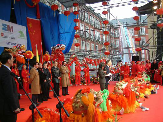 西班牙人热衷中国春节 与华人冷清气氛成对比