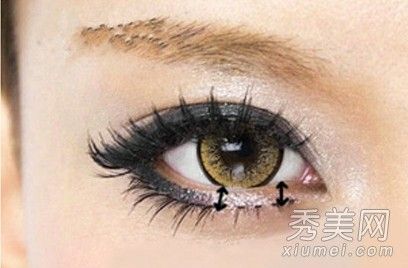银色眼影+黑色眼线 大眼妆容画法(2)