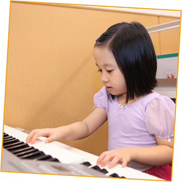 萝莉小美女在雅马哈音乐中心进行学习。