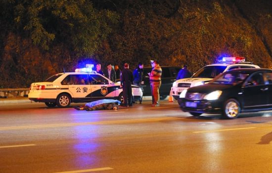 男子半夜横穿马路被撞当场身亡